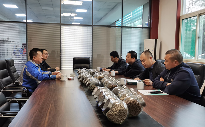 與集團總經(jīng)理孫寧波及部門負(fù)責(zé)人座談，就項目建設(shè)、環(huán)境影響、補貼政策等內(nèi)容進(jìn)行了探討交流