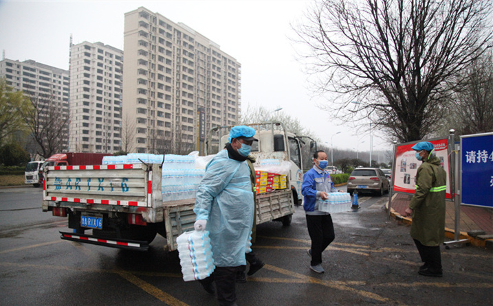 2月25日，山東金格瑞機械有限公司派代表來到齊魯師范學(xué)院捐贈防疫物資，保障校園防疫物品備足備齊，助力學(xué)校的疫情防控工作。