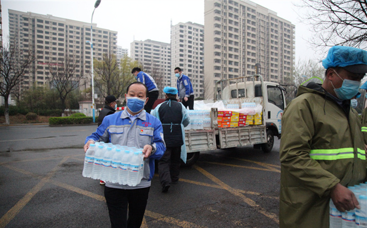 2月25日，山東金格瑞機械有限公司派代表來到齊魯師范學(xué)院捐贈防疫物資，保障校園防疫物品備足備齊，助力學(xué)校的疫情防控工作。