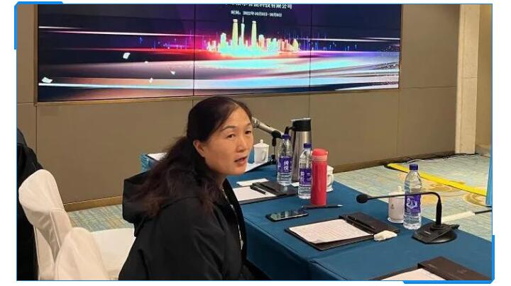 集團(tuán)財(cái)務(wù)總監(jiān)劉清華在聽取了銷售部門的數(shù)據(jù)對(duì)比與銷售人員的分析后，她提出應(yīng)該加強(qiáng)客戶的銷售服務(wù)